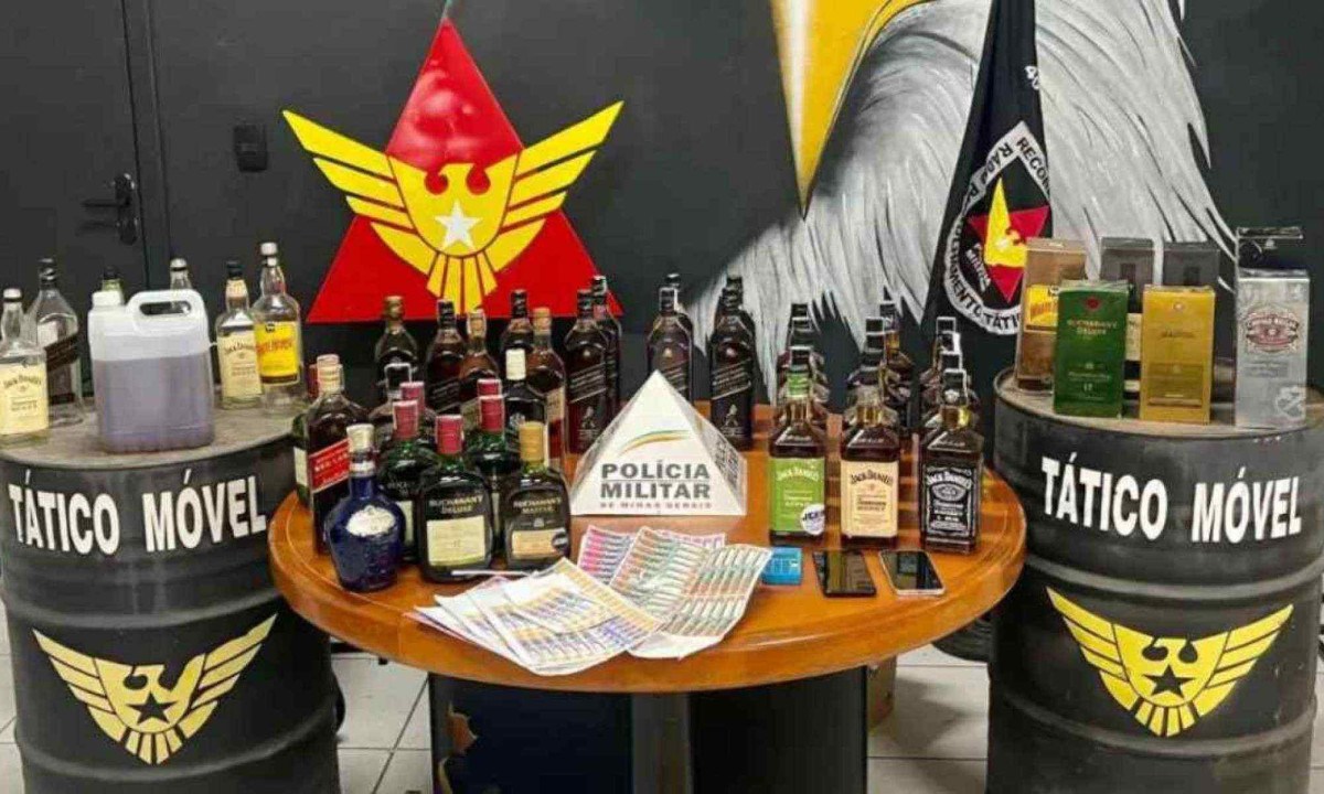 PM apreende garrafas de whisky falsificado com rótulos de marcas famosas em operação no bairro Jardim Alterosa, em Ribeirão das Neves -  (crédito: Polícia Militar/Divulgação)