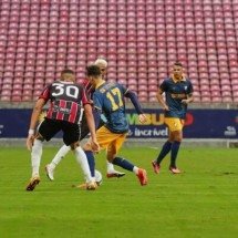 Retrô (de azul) recebeu o Anápolis no jogo de volta da final da Série D -  (crédito: Divulgação/Retrô)