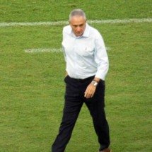 Tite em saída para o vestiário após fim do jogo neste domingo -  (crédito: Foto: Lucas Bayer/J10)