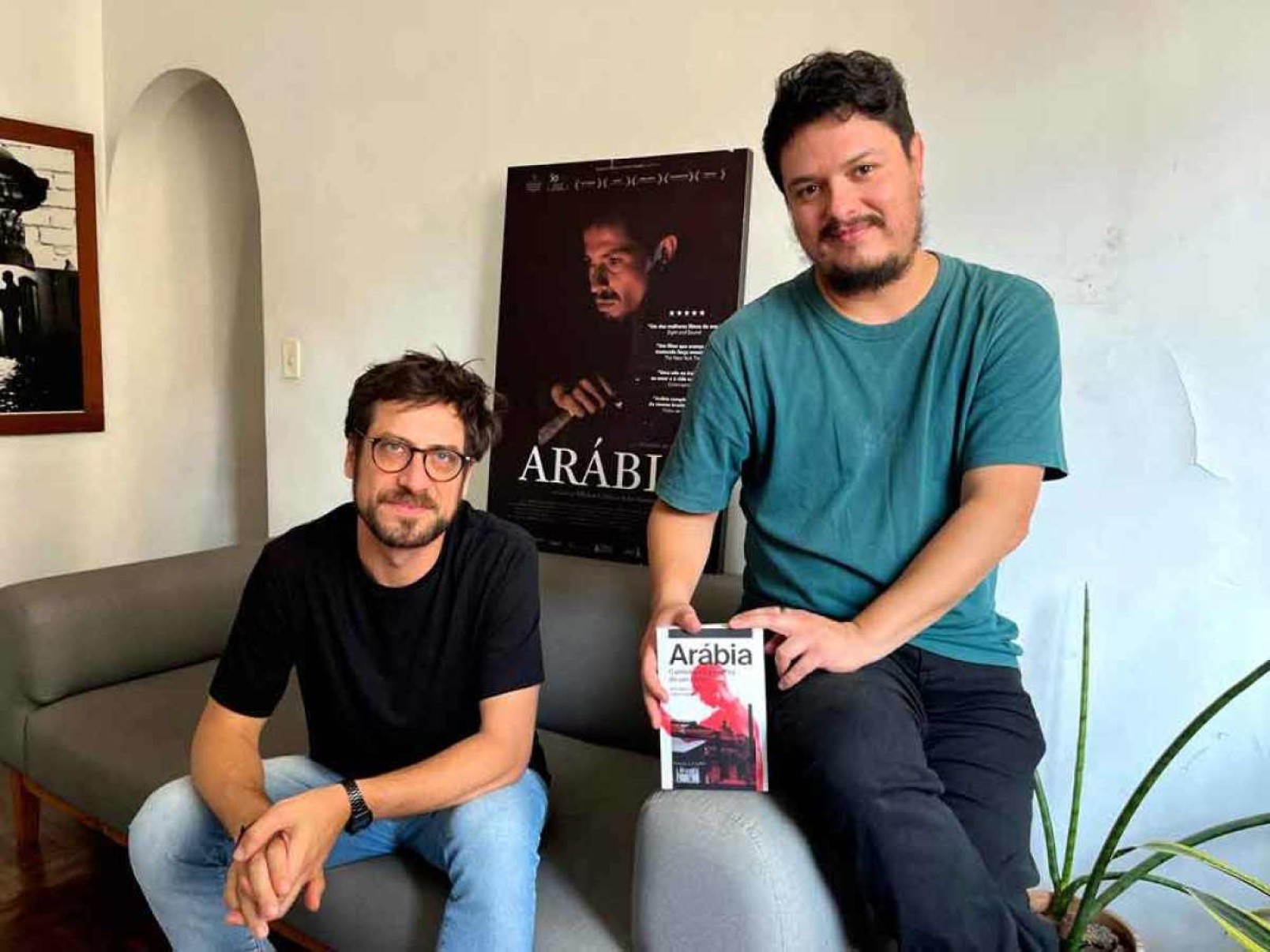 João Dumans e Affonso Uchôa lançam hoje livro derivado de 'Arábia'