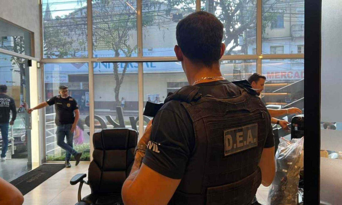 Além das prisões, Polícia Civil cumpriu mandados de busca e apreensão -  (crédito: PCMG)