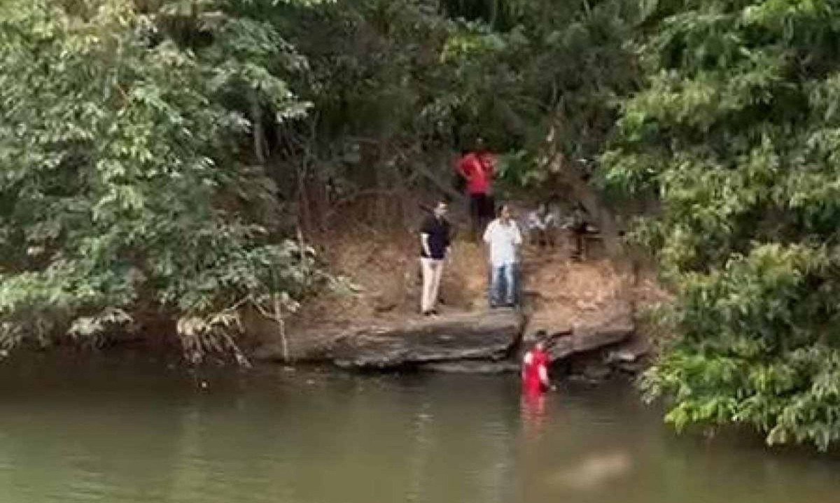 Jovem encontrado morto às margens do Rio Doce, em Governador Valadares, estava desaparecido desde o último sábado (28/9) -  (crédito: Reprodução)