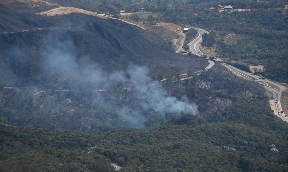 Incêndio florestal na Serra da Piedade, em Caeté, na Grande BH, entre o trevo e o condominio Cedros -  (crédito: Leandro Couri/EM/D.A.Press)