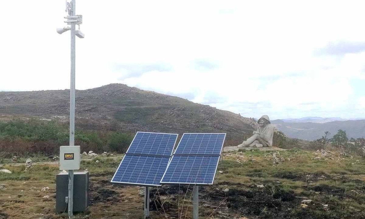 Placas solares que alimentam a câmera de segurança do Juquinha são alvo de críticas de interferência cênica -  (crédito: Dilceu Moreira da Silva)