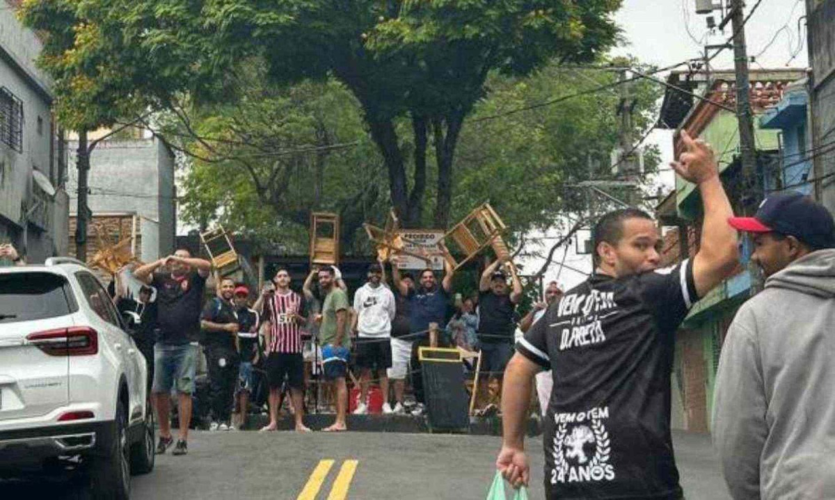 Moradores do Grajaú usam cadeiras para protestar contra carreata de Marçal -  (crédito: Mariana Zylberkan/Folhapress)