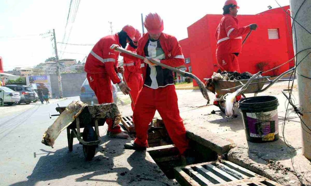 Limpeza geral - Funcion&aacute;rios da Prefeitura retiram lixo das bocas de lobo na Avenida Vilarinho para garantir um bom escoamento das &aacute;gua pluviais  -  (crédito: Jair Amaral/EM/D.A Press)