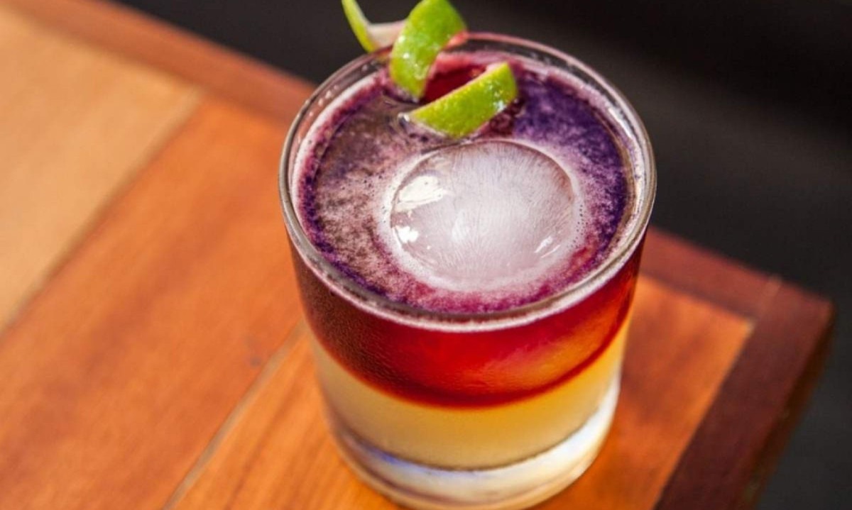 O Cabernet Butiquim possui versões de drinques clássicos com vinho, como o New York Sour, com vinho tinto, uísque e limão -  (crédito: Studio Tertúlia/Divulgação)