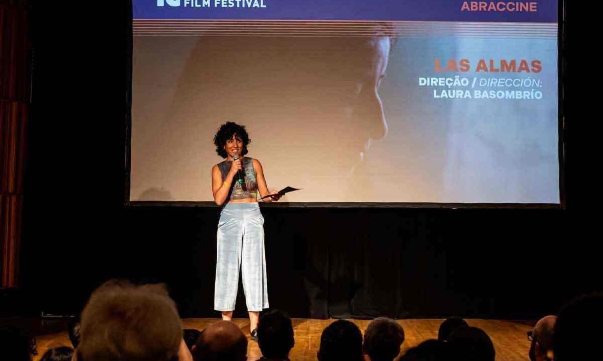 Diretora argentina Laura Basombrío, de "Las almas", discursa após ser premiada na 18ª edição da CineBH, que terminou no domingo -  (crédito: Leo Lara/Divulgação)