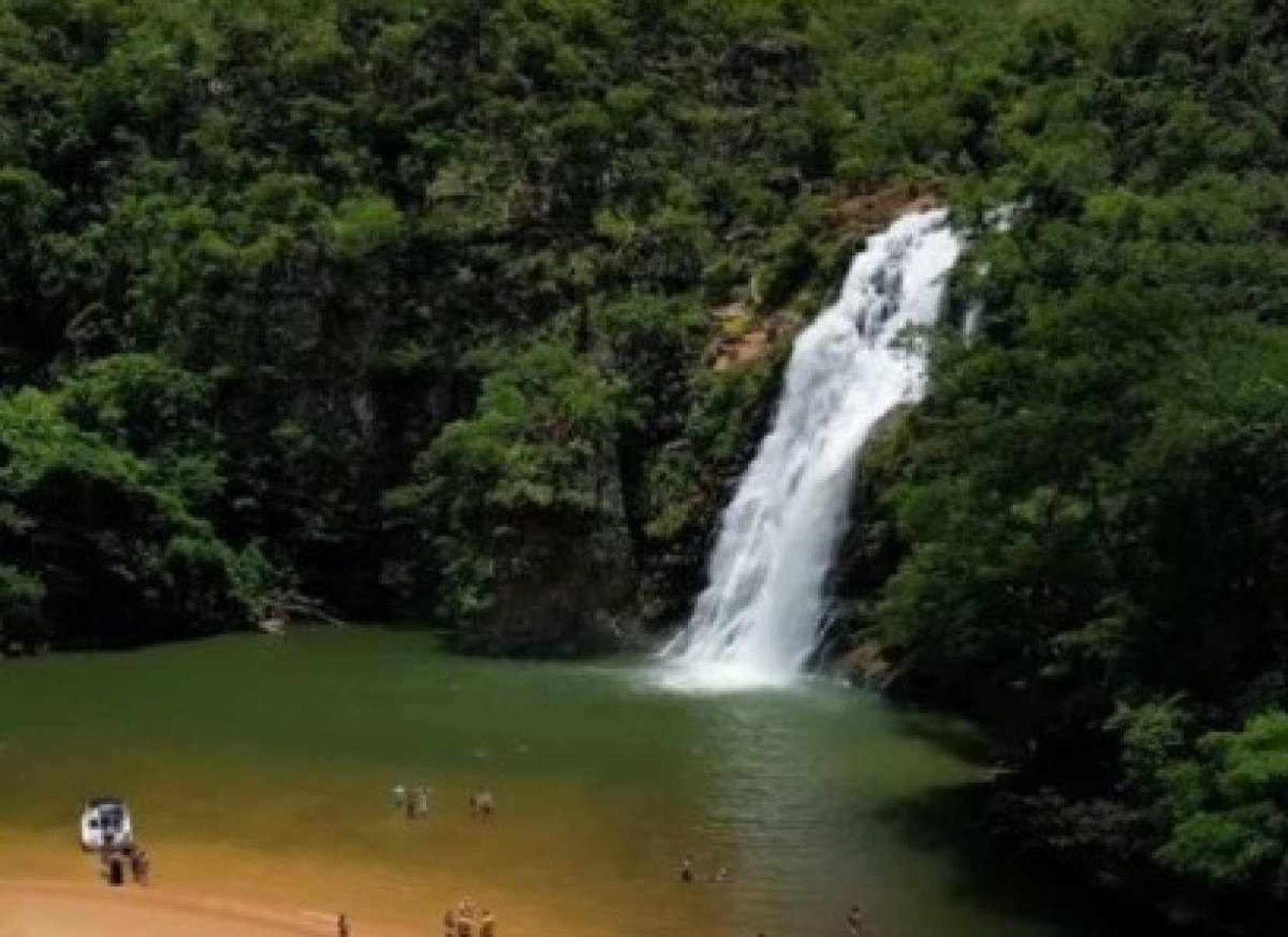 MG: barco vira em tempestade no Rio Grande e idosa desaparece