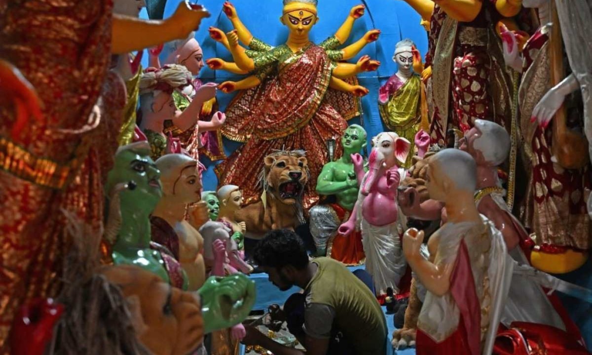 Estátua da deusa hindu Durga, antes do festival Durga Puja na Índia; terra misturada com argila para fazer a representação do ídolo é recolhida da porta de casas de prostituição -  (crédito: Dibyangshu SARKAR/AFP)
