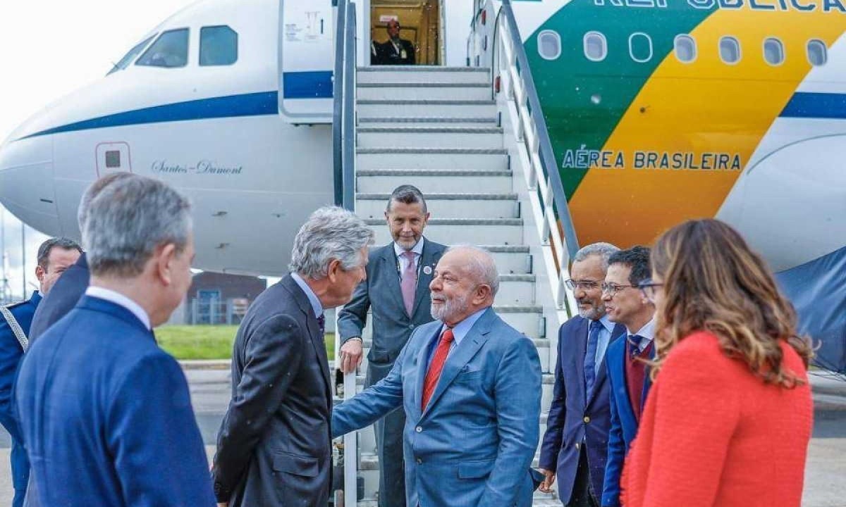 Lula e a primeira-dama Janja desembarcam do avião presidencial durante viagem ao Reino Unido, no ano passado  -  (crédito: Ricardo Stuckert/PR/Divulgação)