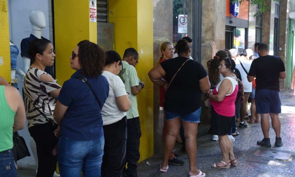 Mudan&ccedil;a nas institui&ccedil;&otilde;es financeiras de aposentados em BH causa lota&ccedil;&atilde;o em ag&ecirc;ncia banc&aacute;ria na Rua Tupinamb&aacute;s -  (crédito: Gladyston Rodrigues/EM/D.A. Press. Brasil. Belo Horizonte-MG)