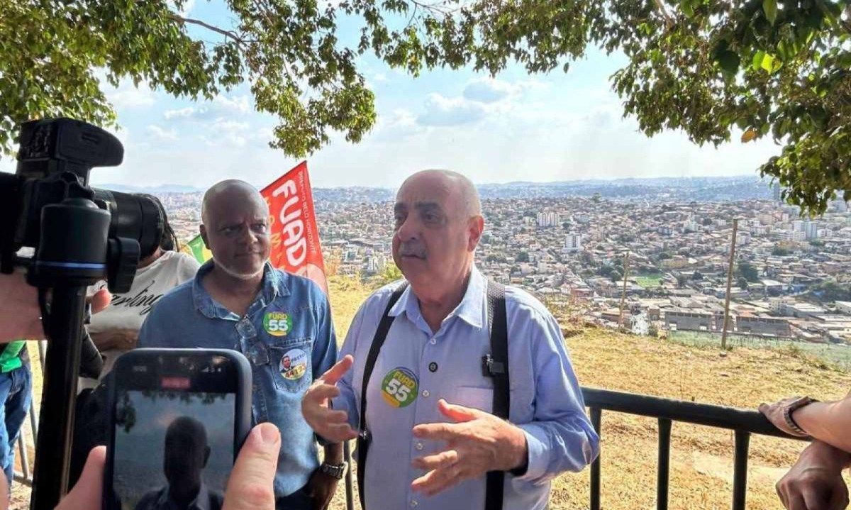 Fuad Noman durante agenda no Morro das Pedras na última semana de campanha -  (crédito: Bernardo Estillac/EM/D.A. Press)