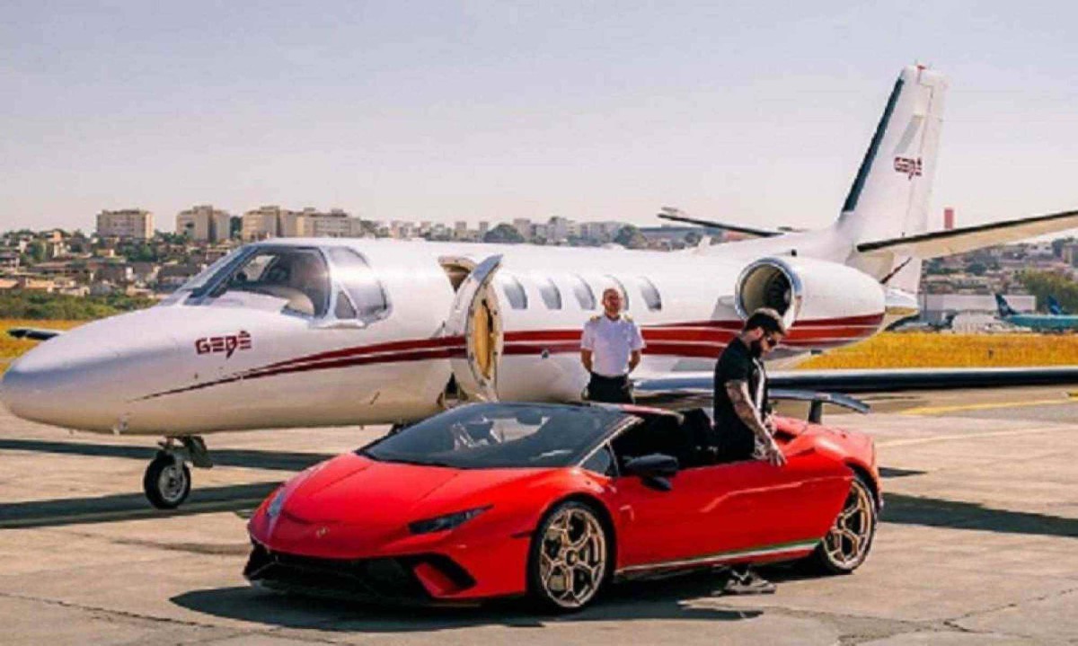 O influencer em sua Lamborghini e ao fundo o avião que estampa o rótulo de GeBe -  (crédito: Instagram de GeBe)