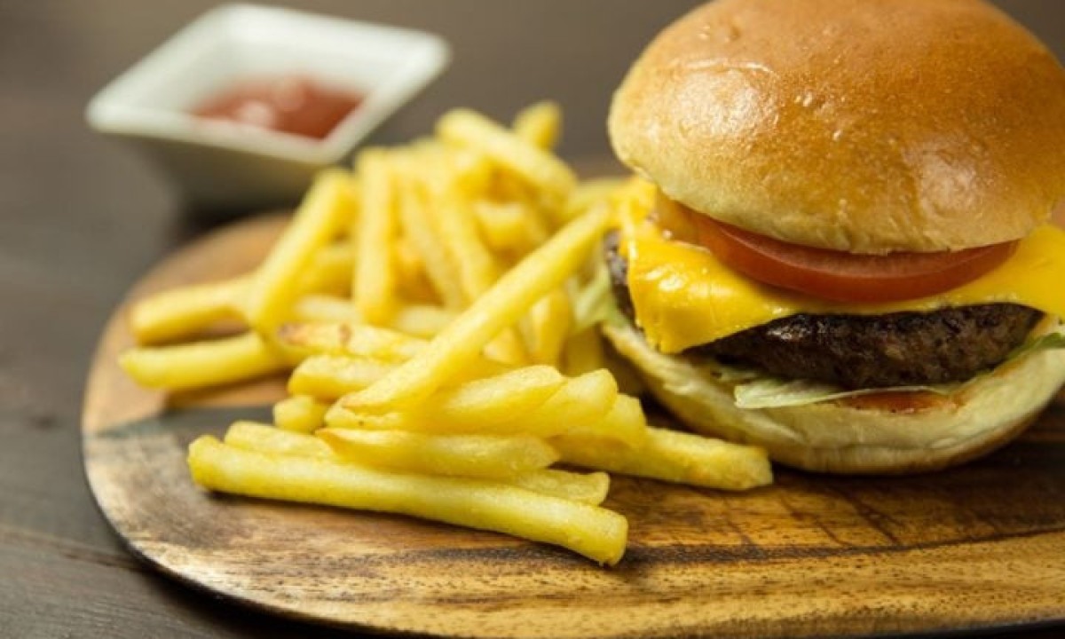 Por outro lado, há também os alimentos que devem ser evitados quando se trata de saúde do coração. Alguns exemplos são os processados e os ultraprocessados como salgadinhos, refrigerantes, embutidos e fast food, ricos em sódio, açúcar e gorduras saturadas. -  (crédito: pexels Foodie Factor)