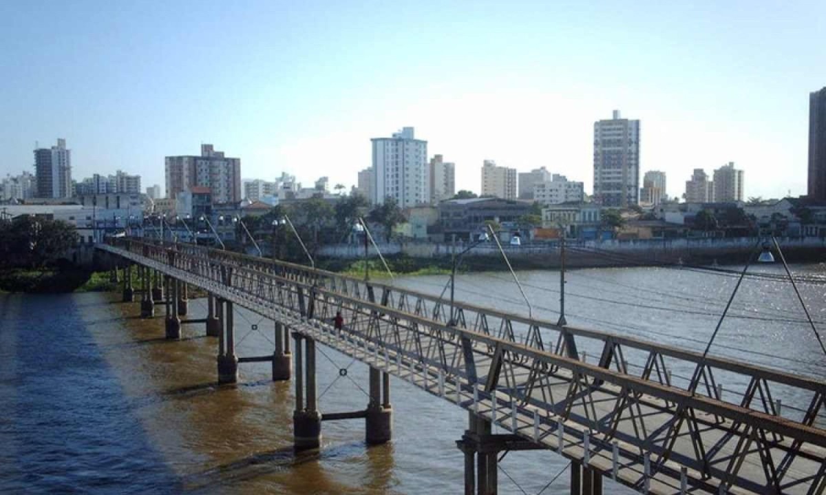 A ponte Barcelos Martins, de onde a mulher tentou jogar a criança, liga o Centro de Campos dos Goytacazes ao Bairro Guarus, cruzando o rio Paraíba do Sul -  (crédito: Divulgação)