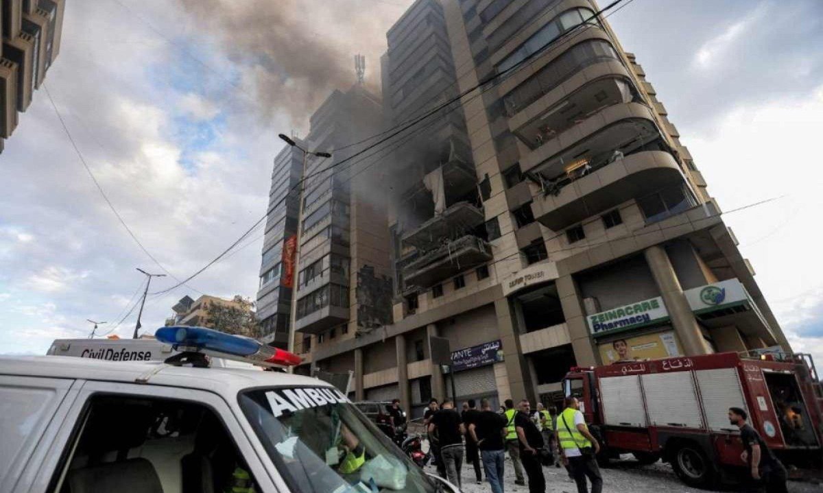 Prédio em Beirute, capital do Líbano, atingido por ataque aéreo do Exército de Israel nesta terça-feira (01/10) -  (crédito: Ibrahim AMRO / AFP)