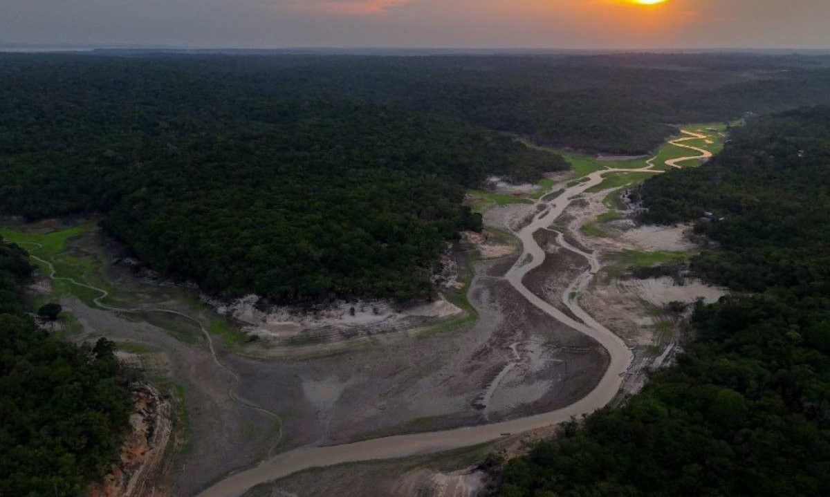  Vista aérea do rio Tarumã-Açu, afluente do rio Negro, que está em nível muito baixo devido à forte seca em Manaus, Amazonas -  (crédito: MICHAEL DANTAS / AFP)