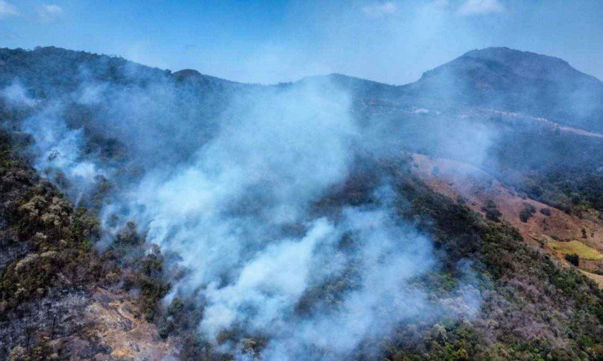 Um incêndio de grandes proporções atinge o morro do Bicudo, próximo a Serra da Piedade -  (crédito: Leandro Couri/EM/D.A Press)