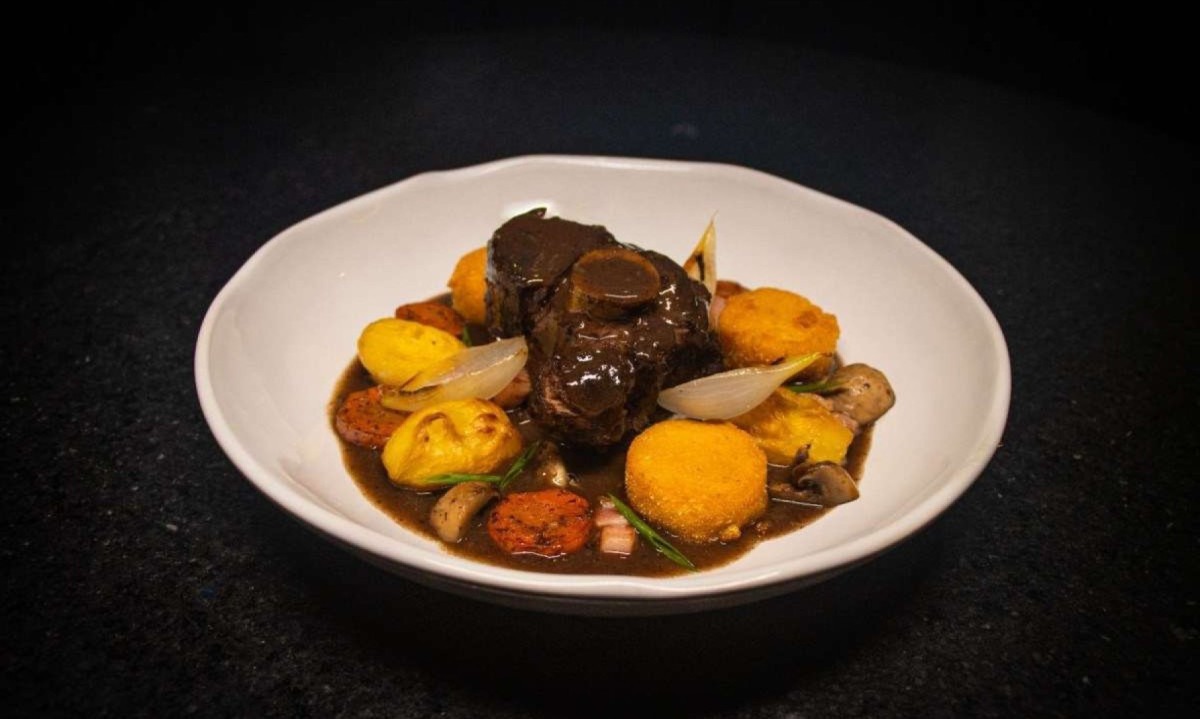 Na foto, ossobuco de vitelo au bourguignon. Inspirado pela influ&ecirc;ncia de Oscar Niemeyer na cultura sa, este prato &eacute; uma interpreta&ccedil;&atilde;o do cl&aacute;ssico ossobuco preparado ao estilo bourguignon.  -  (crédito: Milene Marques)