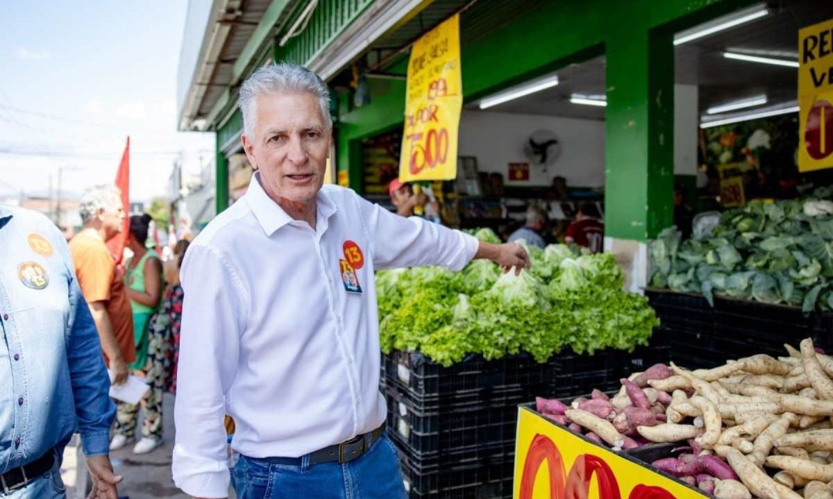 Rogério Correia faz corpo a corpo com a população na regional norte -  (crédito: Mariana Bastani/Campanha Rogério Correia)
