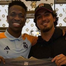 Medina recebe presentes de astros do Real Madrid: &#8216;Valeu pela recepção&#8217; - No Ataque Internacional