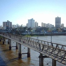 Mãe tenta jogar filho de 8 anos de ponte e é presa no Rio - Divulgação