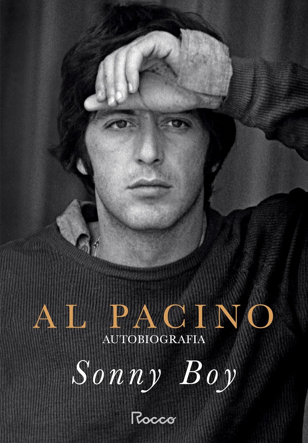 A autobiografia do ator Al Pacino, famoso por papéis em filmes como O Poderoso Chefão e Scarface, está disponível em pré-venda na Amazon. Lançada pela Rocco,b "Sonny Boy" mostra a trajetória do astro em Hollywood e traz histórias inéditas , com revelações de momentos importantes de sua vida pessoal e profissional. 