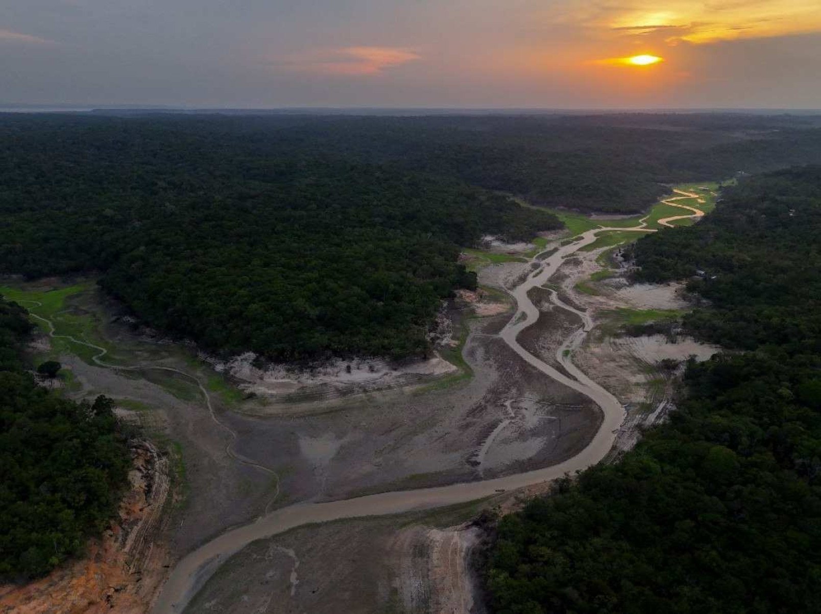 Seca deixa afluentes do rio Amazonas em 'situação crítica'