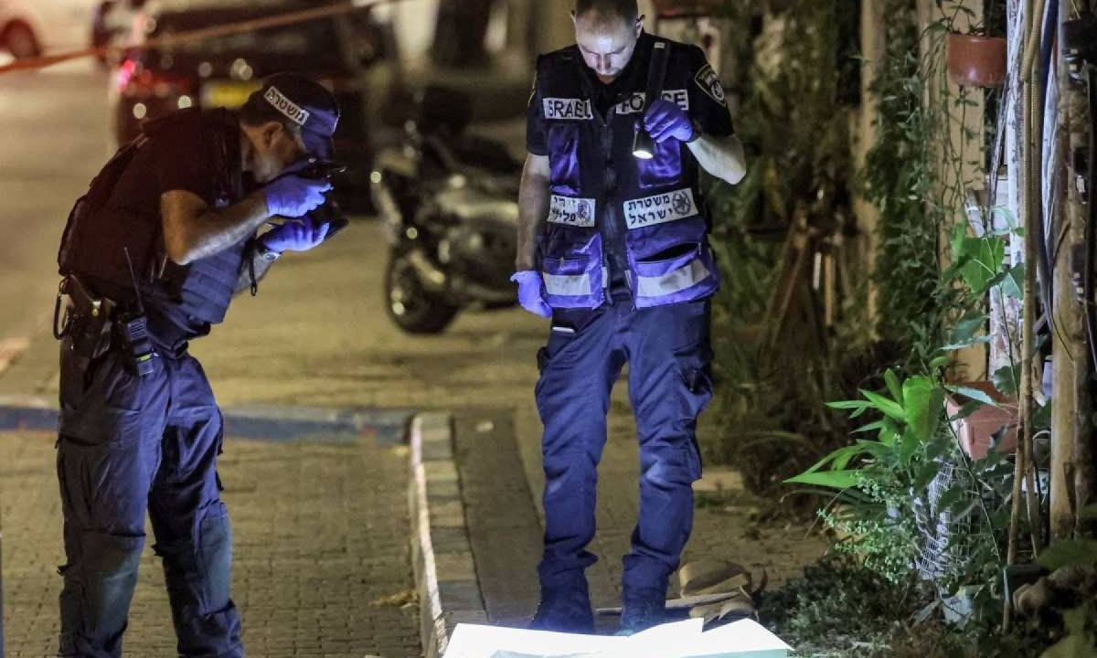 Peritos da polícia colhem evidências no local do ataque terrorista do Hamas -  (crédito: Jack Guez/AFP)