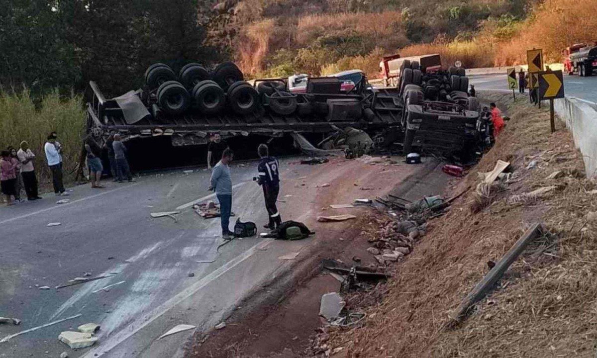 Acidente na BR-262 fecha pista sentido Pará de Minas -  (crédito: Redes Sociais/Reprodução)