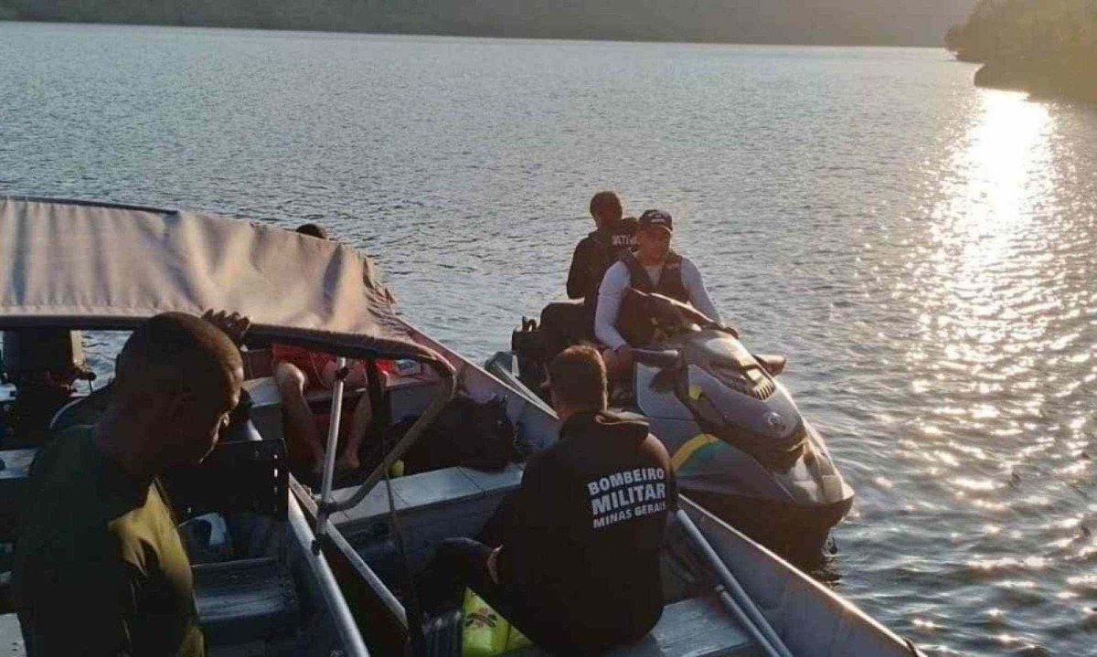 Corpo da idosa de 66 anos que desapareceu no domingo (29/9) ao sofrer um naufrágio no Rio Grande, no Triângulo Mineiro -  (crédito: CBMMG)