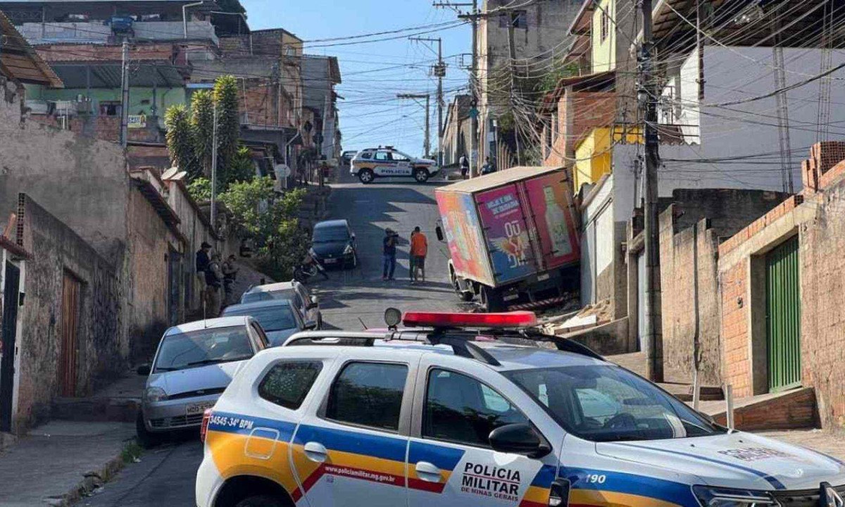 Caminhão perdeu o controle ao subir rua, desceu de ré e atingiu casa -  (crédito: Edesio Ferreira/EM/D.A Press)