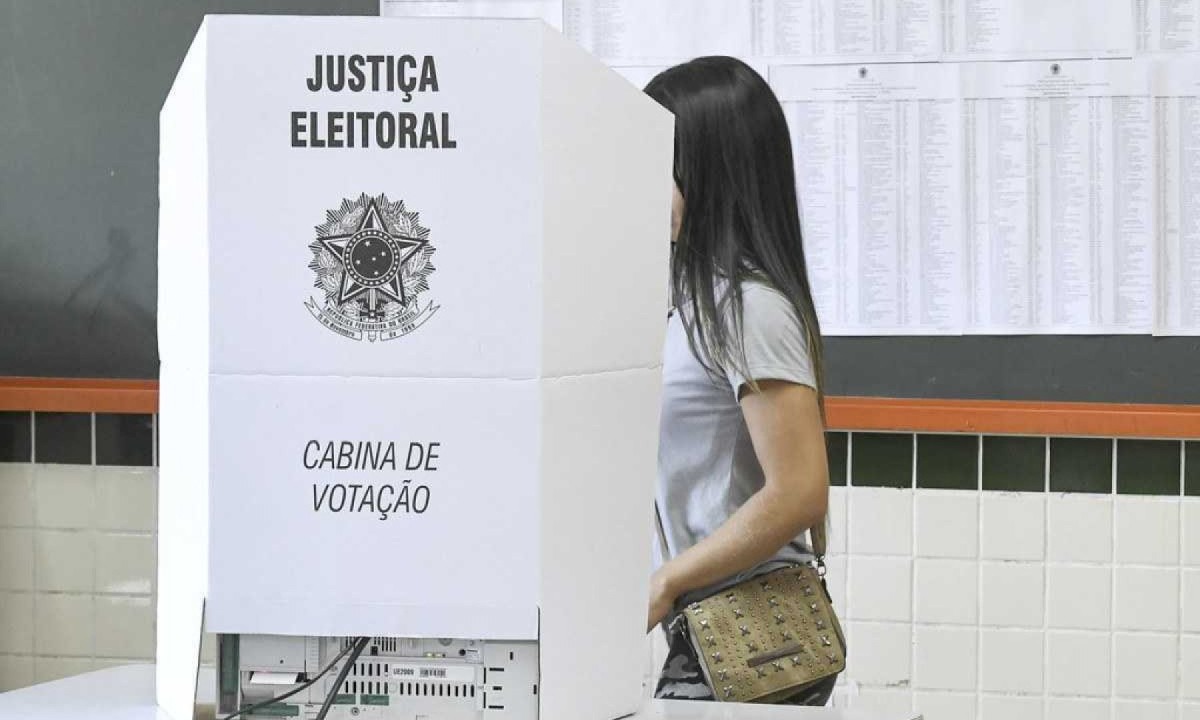 Eleitora na seção eleitoral, entrando para a cabine de votação; imagem meramente ilustrativa -  (crédito:  Edilson Rodrigues/Agência Senado)