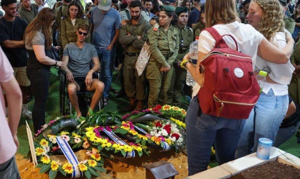 Parentes e amigos, em funeral em Jerusalém, lamentam a morte de um soldado israelense em combate na fronteira norte com o Líbano
       -  (crédito: Ahmad GHARABLI / AFP)
