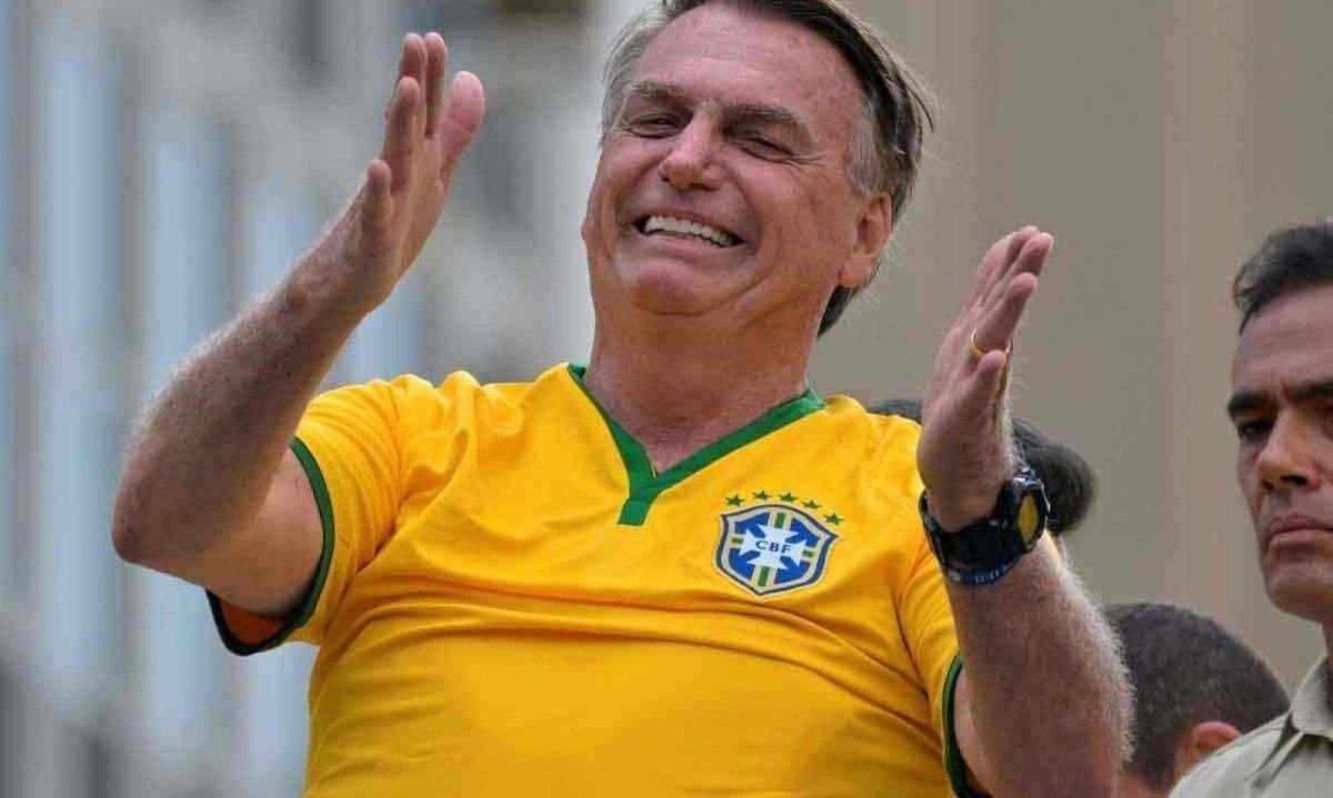 Jair Bolsonaro foi xingado durante carreata em Santos  -  (crédito: NELSON ALMEIDA/AFP)