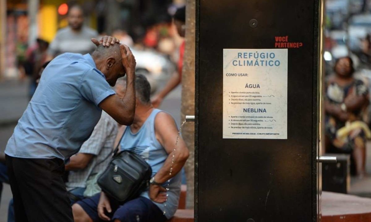 Belo Horizonte e outras 575 cidades mineiras estão em alerta de perigo potencial devido à onda de calor desde a manhã dessa terça-feira (1/10 -  (crédito: Túlio Santos/EM/D.A.Press)