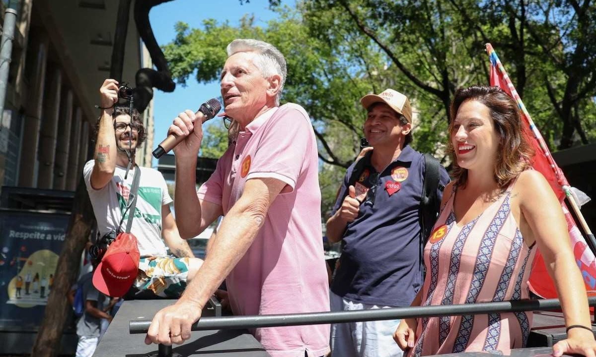 Rog&eacute;rio Correia (PT) fez campanha no Centro de BH com a candidata a vice, Bella Gon&ccedil;alves (PSOL) -  (crédito: Mariana Bastani/Divulga&ccedil;&atilde;o)