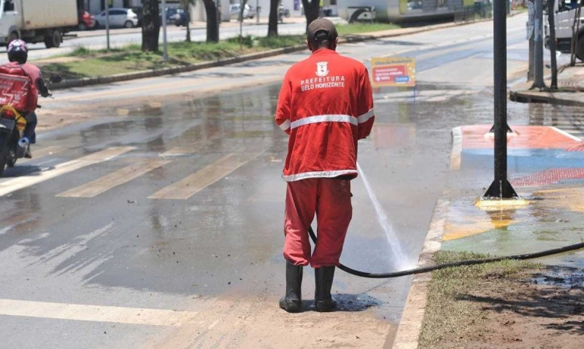 Superintendência de Limpeza Urbana (SLU) vai disponibilizar, das 7h30 às 17h30, cerca de 50 garis e nove caminhões exclusivamente para a limpeza durante as eleições, em todas as regionais de BH -  (crédito:  Leandro Couri/EM/D.A Press)