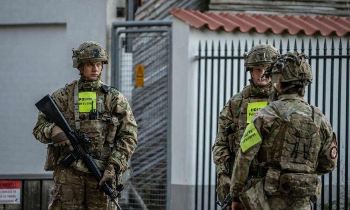  Polícia Militar guarda o perímetro da embaixada de Israel em Copenhague; duas explosões ocorridas em uma área próxima estão em investigação
       -  (crédito: Emil HELMS / Ritzau Scanpix / AFP)