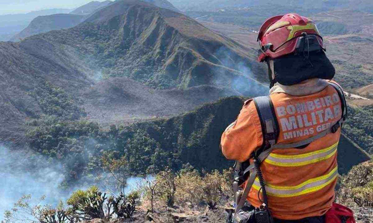 Destruição na Serra da Moeda: bombeiro observa estragos causados pelas chamas na área que teve maiores extensões atingidas por focos em um dia, segundo dados da Nasa -  (crédito: CBMMG/Divulgação)