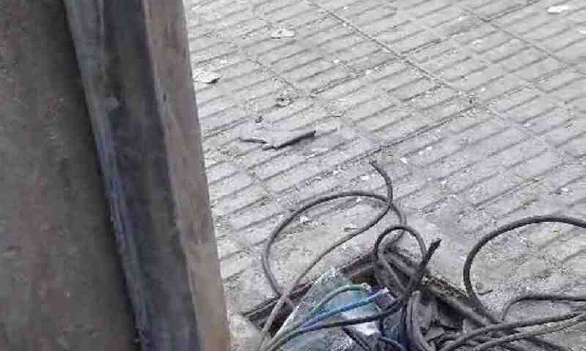 Fiação exposta e semáforo com falhas geram perigo em cruzamento de Belo Horizonte -  (crédito: Reprodução/ Redes Sociais )