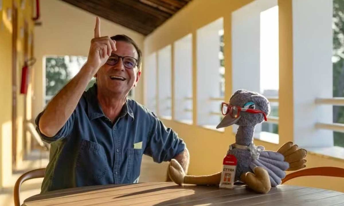 Candidato Eduardo Paes dá entrevista para a personagem ema Jurema do jornal Extra -  (crédito: Leo Martins / Agência O Globo)