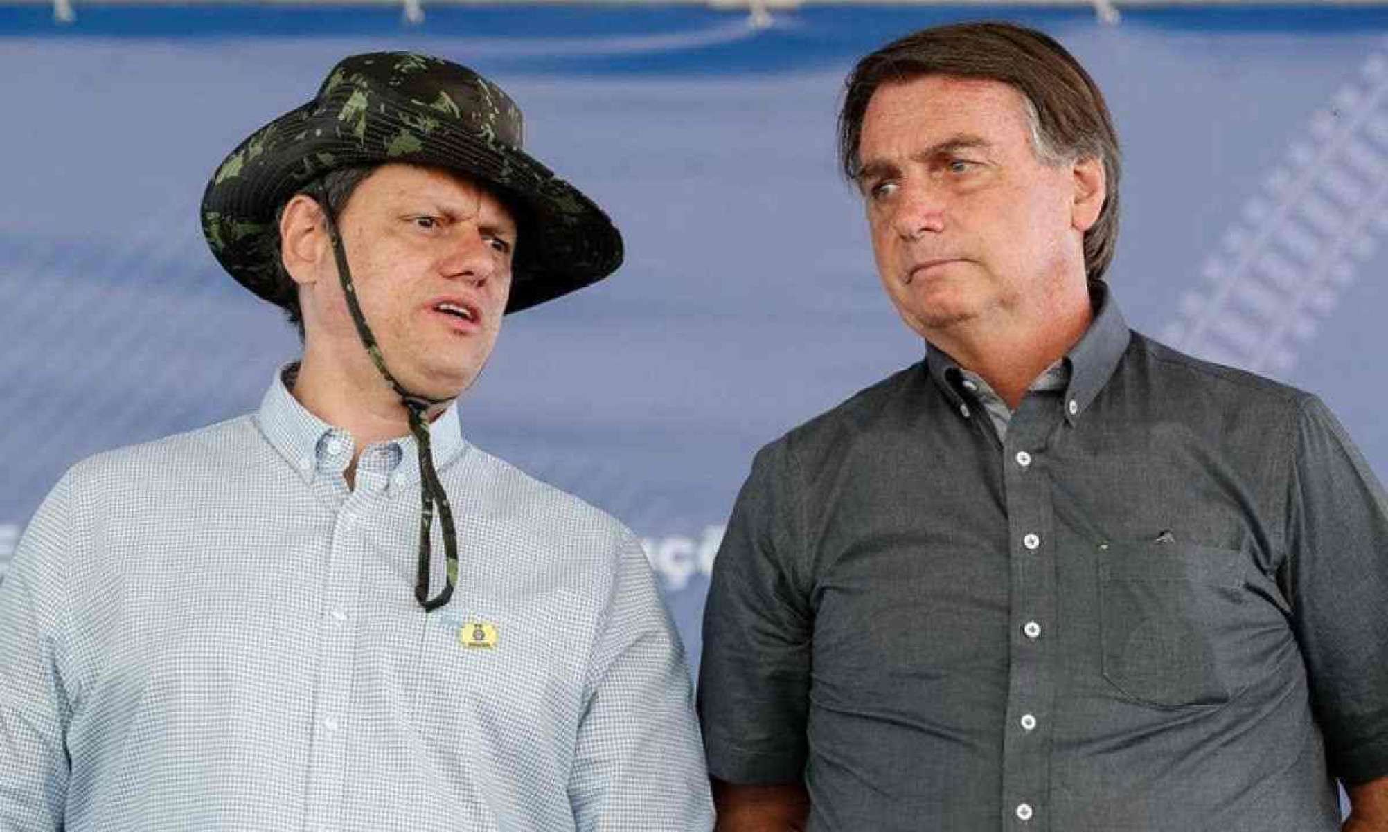 Tarcísio conversa com Bolsonaro e pede voto útil em Nunes contra Marçal em live