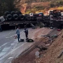 Carreta invade pista contrária e motorista é ejetado na BR-262 - Redes Sociais/Reprodução