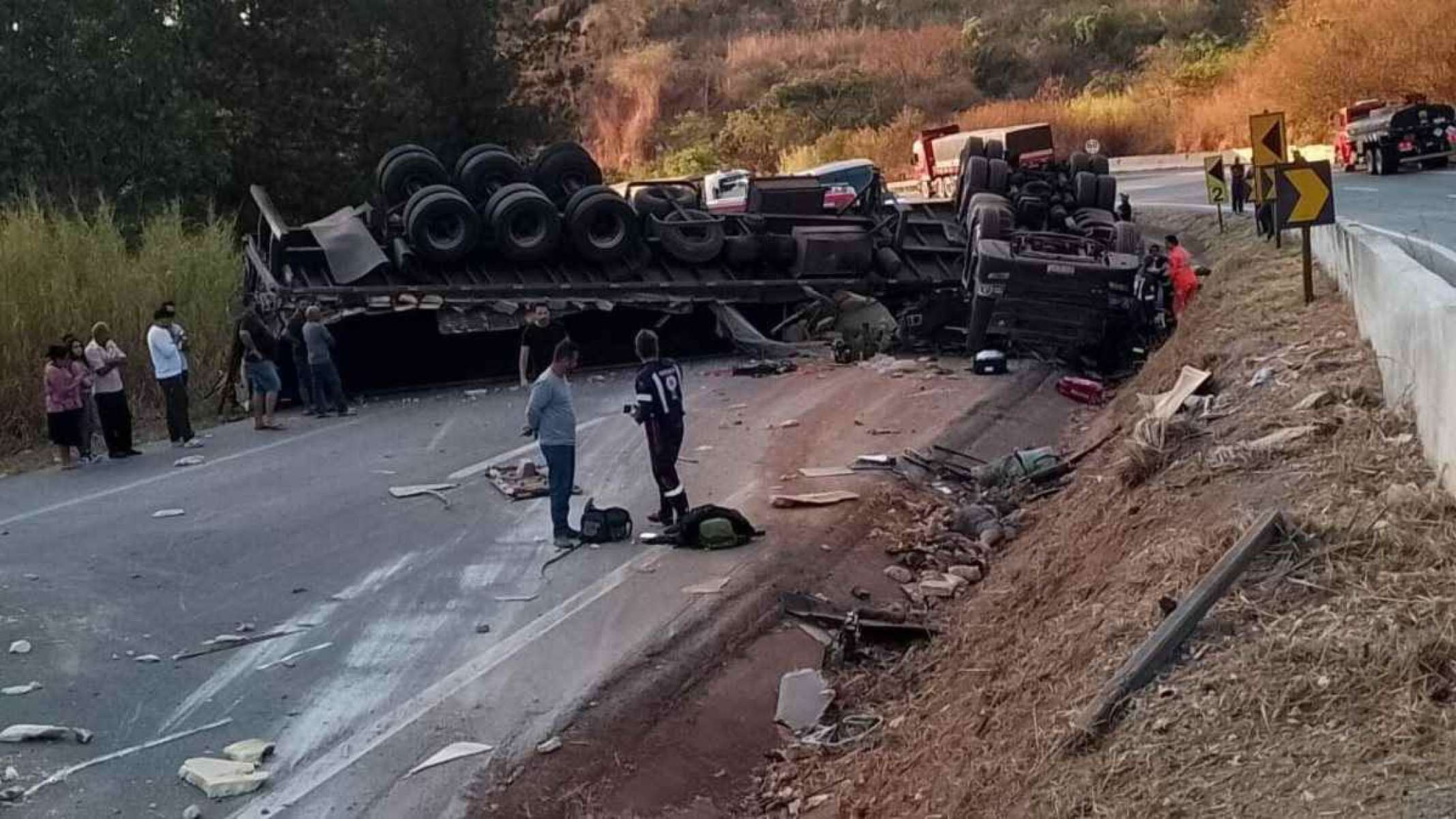 Carreta invade pista contrária e motorista é ejetado na BR-262