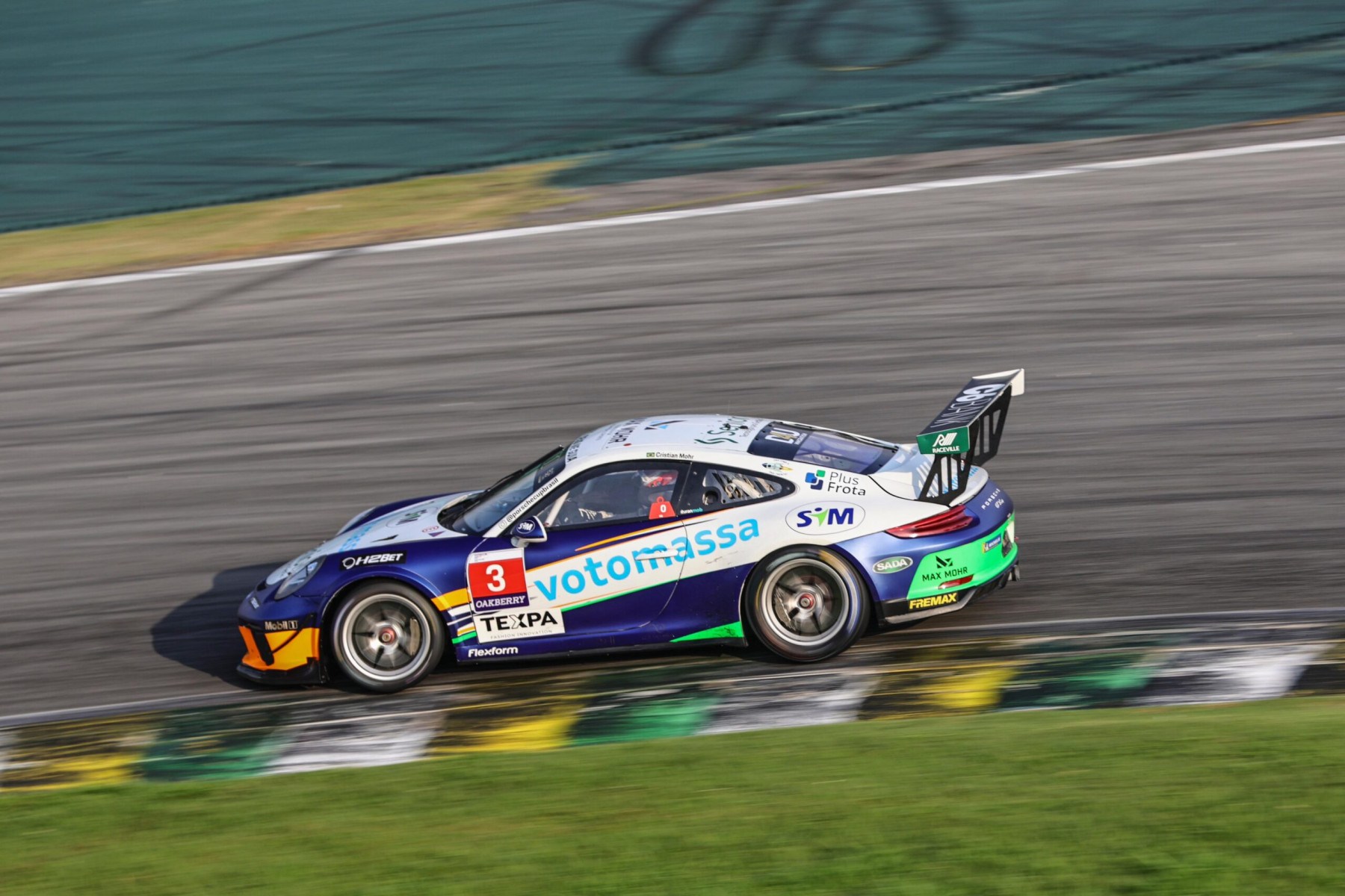 Blumenau recebe carros da Porsche Cup em ação solidária durante Oktoberfest