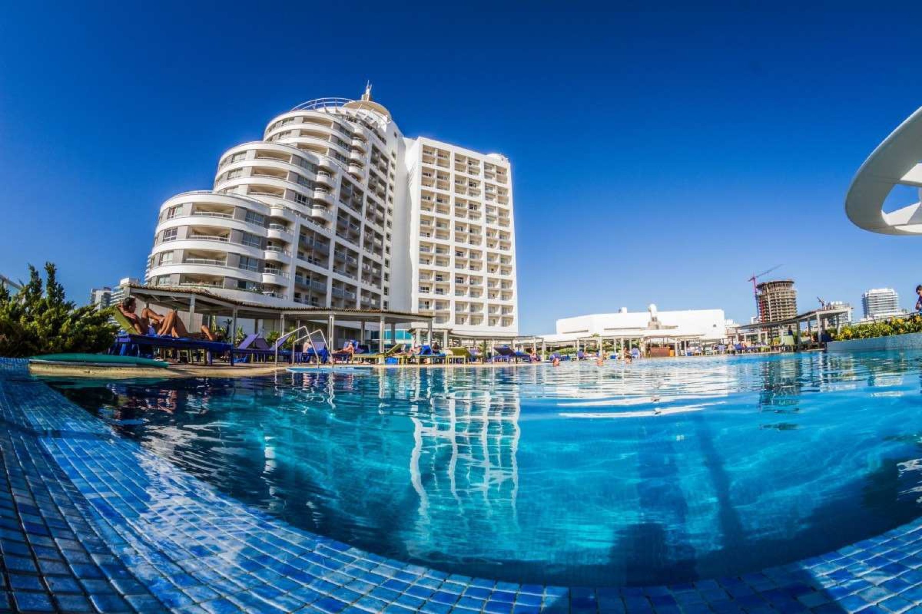 Emblemática piscina e jacuzzi externa do Enjoy Punta del Este Casino &Resort