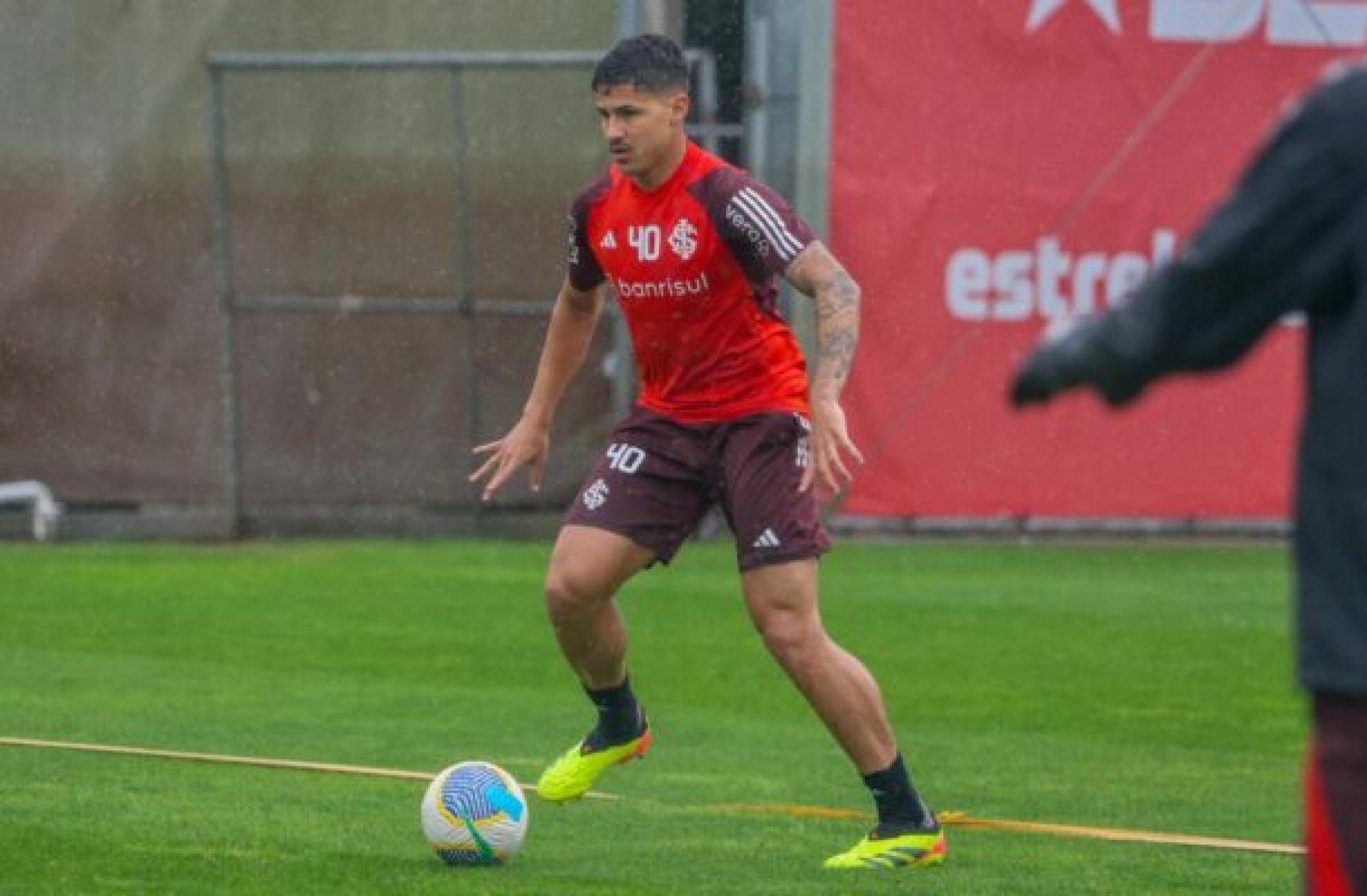 Roger faz teste em treino do Internacional e Rômulo deve ser titular