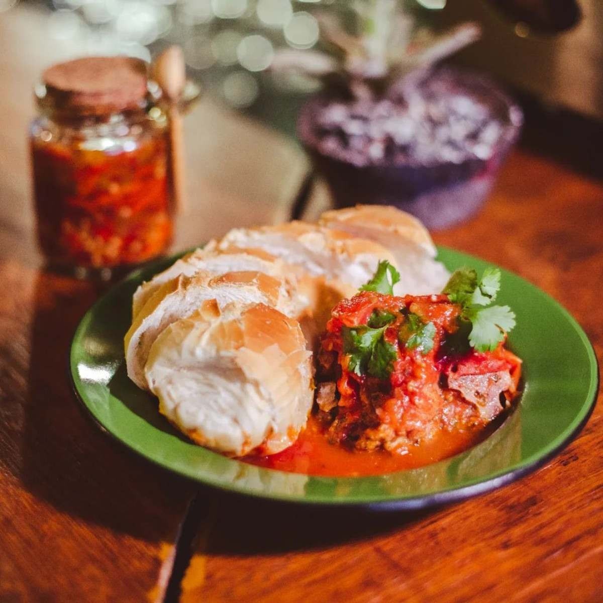 Sanduíche "Carnudão" do Boêmio, com molho de tomate e um pãozinho de sal 